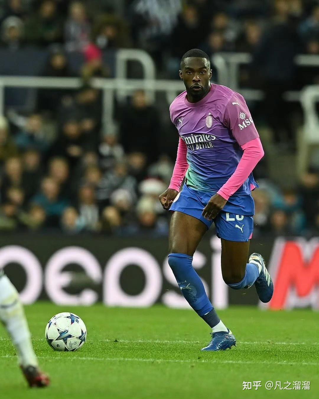 九游体育官网-赛后布莱顿调整名单本菲卡单刀错失备战亚冠之后，AC米兰围绕欧联迎来里程碑